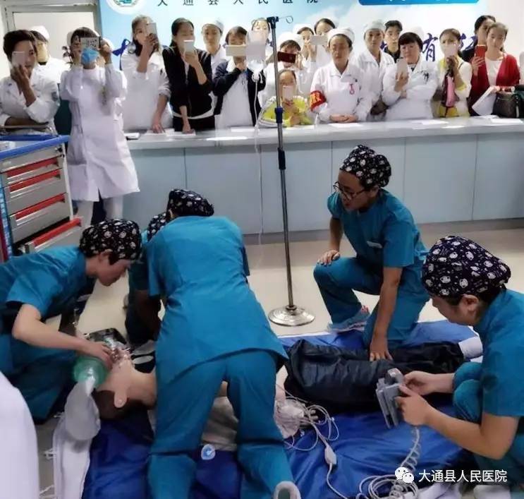 迪丽热巴跳创造营主题曲 一身小西装变帅气画风男友力十足‘十大外围足球平台app手机版’(图2) 十大外围足球平台app