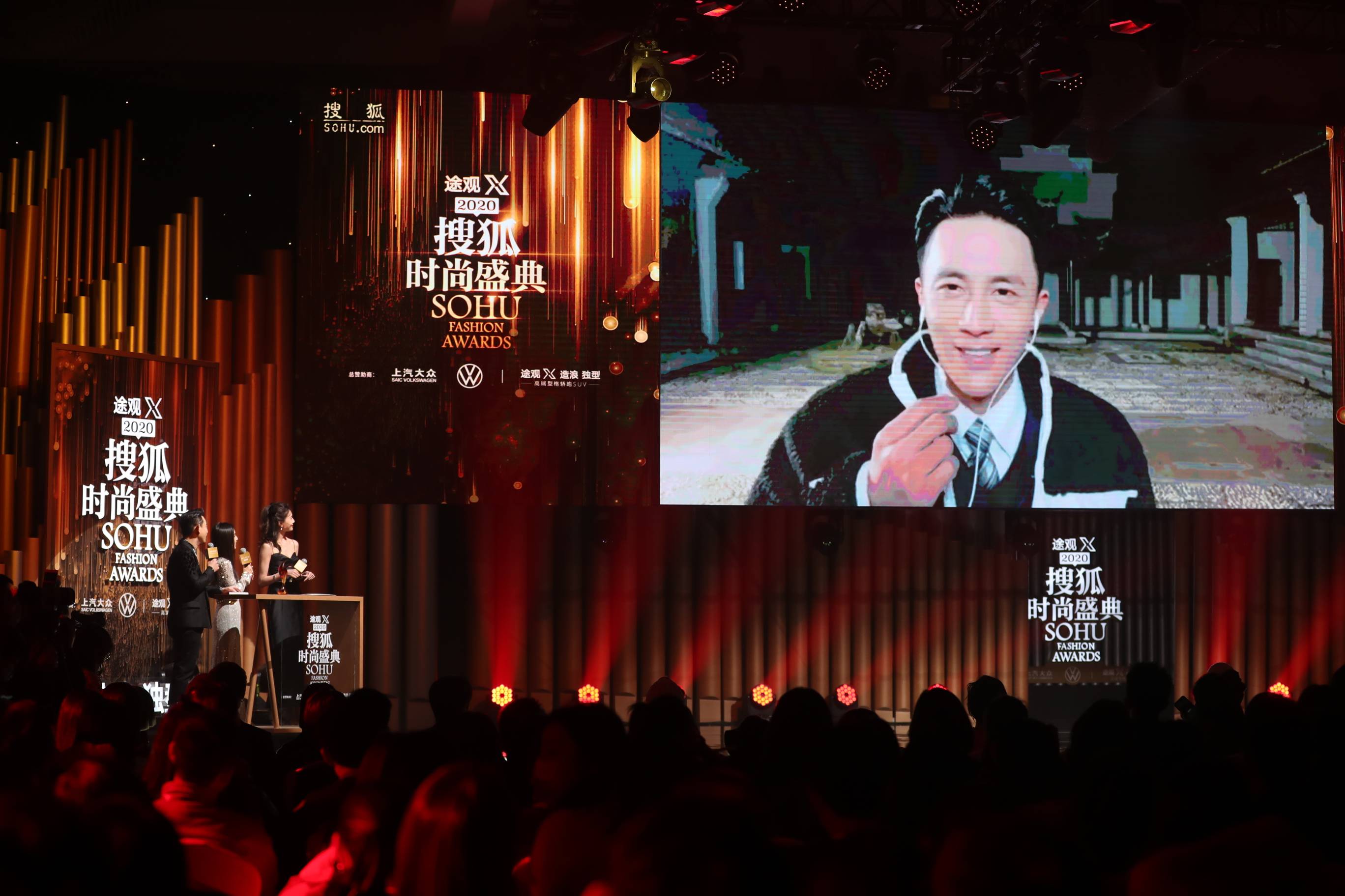 ‘十大外围足球平台app手机版’
2020搜狐时尚盛典 黄圣依、杜淳获得“年度综艺明星”(图6) ‘十大外围足球平台app手机版’
2020搜狐时尚盛典 黄圣依、杜淳获得“年度综艺明星”(图6)